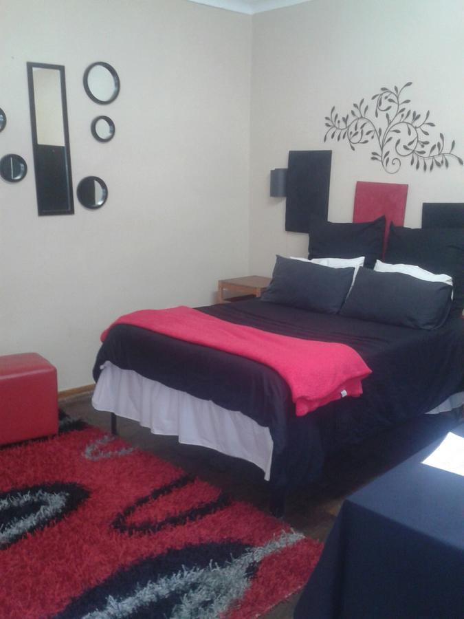 Larona Inn Mafikeng Bagian luar foto