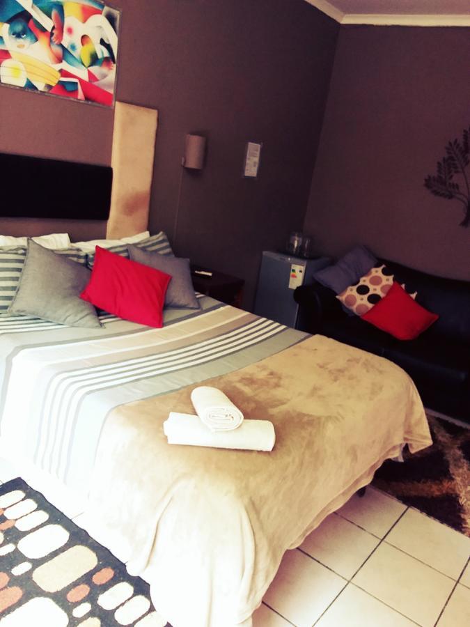 Larona Inn Mafikeng Bagian luar foto