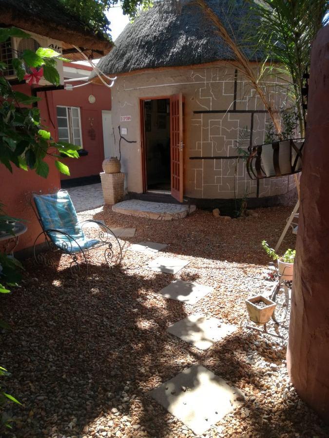 Larona Inn Mafikeng Bagian luar foto