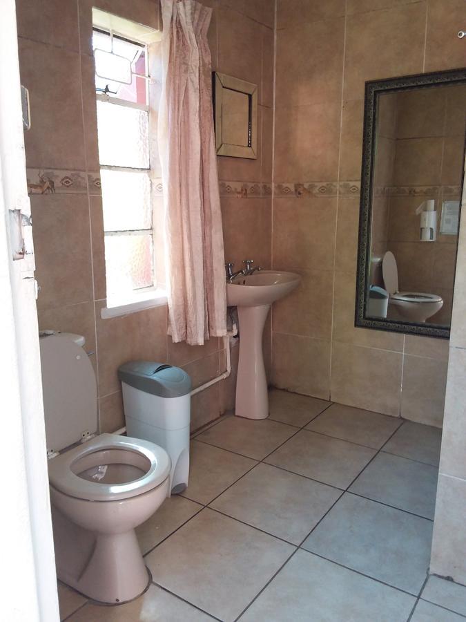 Larona Inn Mafikeng Bagian luar foto
